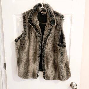 Parkhurst Faux Fur Vest in Gray and Black - size L